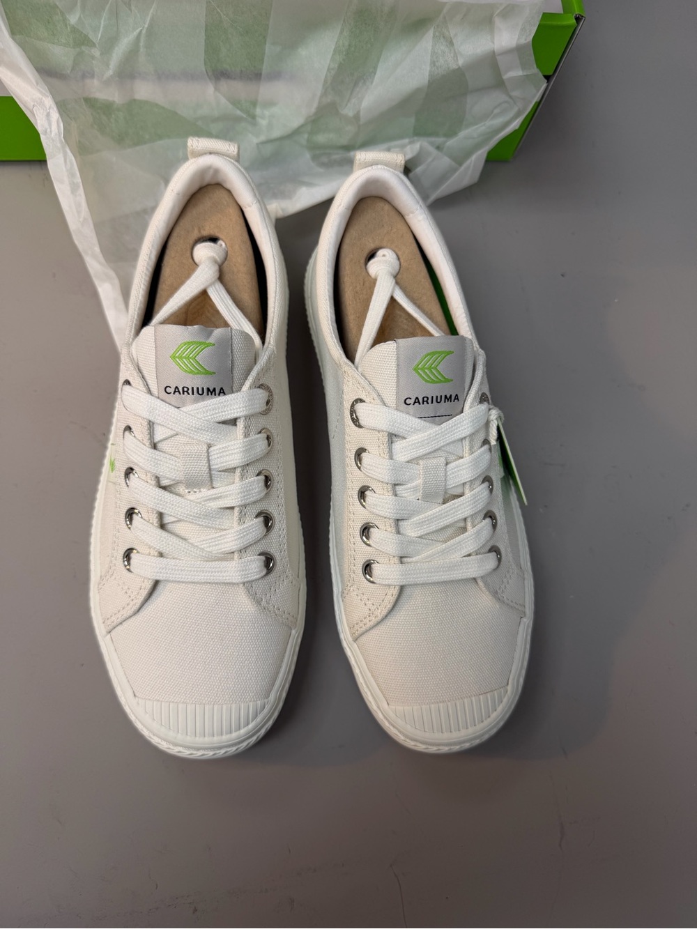 Cariuma White Canvas Sneakers with Green Logo ladies 6.5